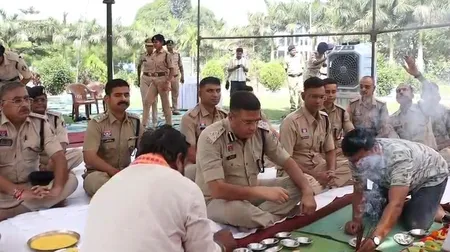 दुर्ग और मुंबई में विजयदशमी पर पुलिस ने की शस्त्र पूजा, सुरक्षा का संकल्प दोहराया
