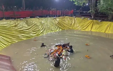 गाजीपुर में कृत्रिम तालाब में हो रहा दुर्गा प्रतिमाओं का विसर्जन, सुरक्षा के व्यापक इंतजाम