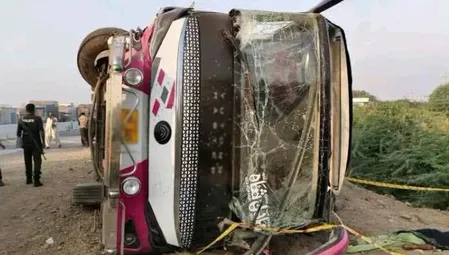 पाकिस्तान: पंजाब में हाईवे पर यात्री बस पलटने से 10 की मौत, 44 घायल