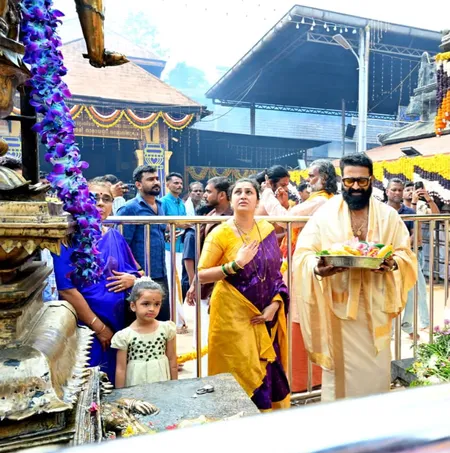ऋषभ शेट्टी ने परिवार के साथ कोल्लूर मूकाम्बिका मंदिर में पूजा-अर्चना की