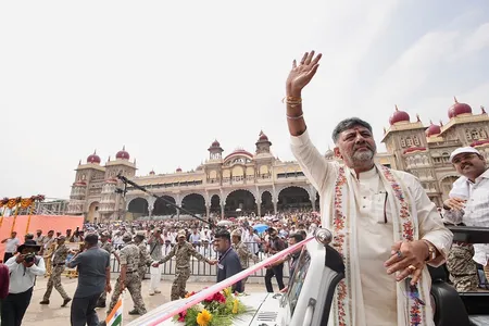 मैसूर दशहरा की 417वीं जंबू सवारी शुरू, सीएम शिवकुमार ने देवी चामुंडेश्वरी की प्रतिमा पर पुष्प किए अर्पित
