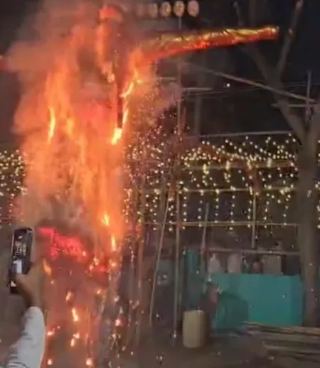 असम: रुपाहीहाट में रावण के साथ जलाया गया कॉकरोच का पुतला