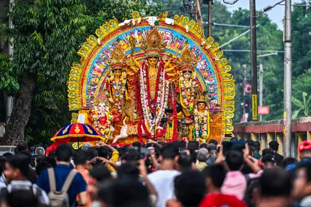 हुगली में दुर्गा प्रतिमा विसर्जन शुरू, शाम तक 700 से अधिक मूर्तियां हुईं प्रवाहित