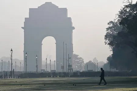 दिल्ली-एनसीआर में 306 पार हुआ एक्यूआई, 27 अक्टूबर तक 17 डिग्री तक लुढ़केगा पारा