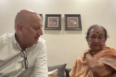 अनुपम खेर ने शेयर किया इमोशनल नोट, कहा- मां से मिले दो महीने हो गए, पूछ रही हैं, 'तू कब आएगा?'
