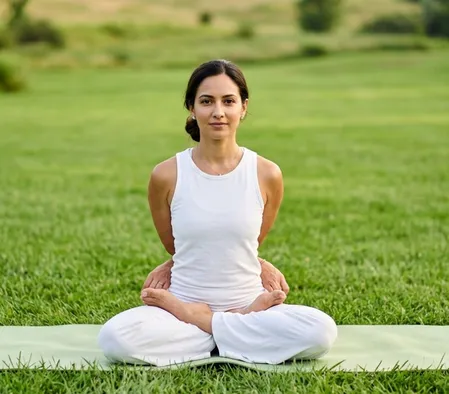 पद्मासन का एडवांस रूप है बद्ध पद्मासन, पाचन से लेकर रीढ़ तक के लिए है रामबाण