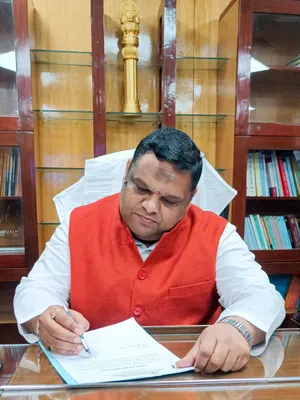 एनएचआरसी सदस्य प्रियंक कानूनगो का केजरीवाल पर निशाना, बोले- पंजाब की असुरक्षित स्लीपर बसों का बचाव क्यों कर रहे हैं?