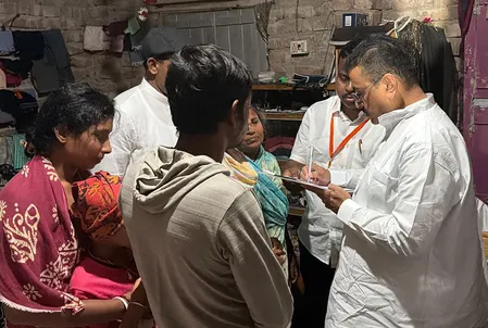 हावड़ा : सेल्फी लेने पहुंचे बच्चे को मुख्यमंत्री ने दी कम मोबाइल इस्तेमाल करने की सलाह