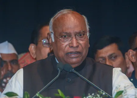खड़गे के विवादित बयान पर भड़के भाजपा शासित राज्यों के मुख्यमंत्री, कांग्रेस अध्यक्ष से की माफी की मांग