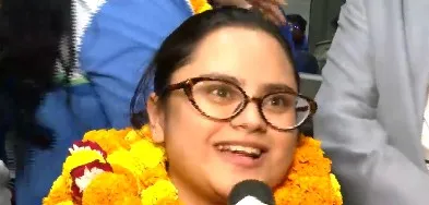 एशियन पैरा गेम्स: ऐतिहासिक प्रदर्शन कर स्वदेश लौटे एथलीटों का भव्य स्वागत, अवनि बोलीं- देश के लिए पदक जीतकर अच्छा लग रहा