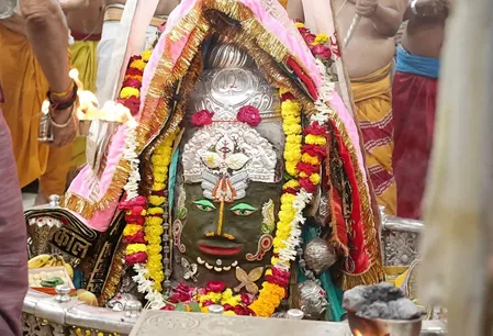 बाबा महाकाल का भांग से शृंगार, भस्म आरती में बड़ी संख्या में शामिल हुए श्रद्धालु