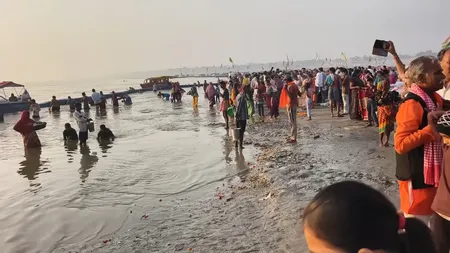प्रयागराज में ब्रह्म मुहूर्त से संगम पर उमड़े श्रद्धालु, तीर्थ पुरोहित ने बताया शरद पूर्णिमा का महत्व