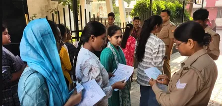 यूपी पीईटी 2026: पुलिस की निगरानी और कड़ी जांच के बाद अभ्यर्थियों को परीक्षा केंद्रों में दिया गया प्रवेश