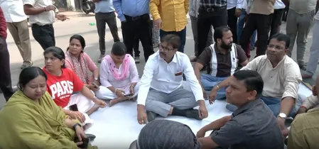 लखनऊ में वकीलों के चैंबर तोड़े जाने पर हंगामा, सड़क पर बैठकर किया प्रदर्शन