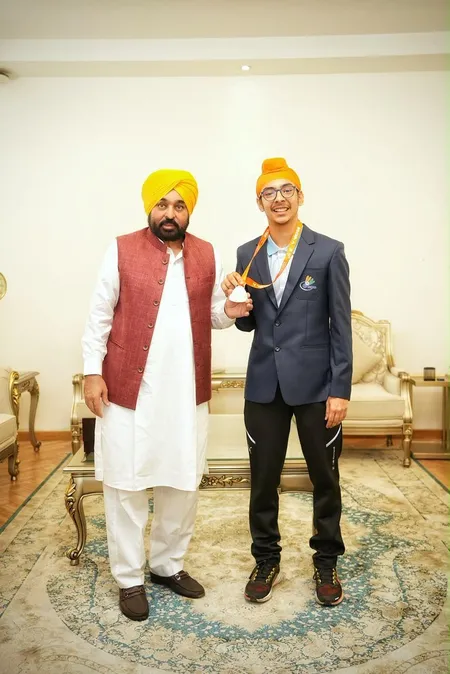 सीएम मान ने वर्ल्ड जूनियर बैडमिंटन चैंपियनशिप में ब्रॉन्ज जीतने वाले जगशेर सिंह से मुलाकात की