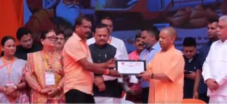 महर्षि वाल्मीकि आश्रम में सीएम योगी ने की पूजा, प्राचीन शिवलिंग और सीता कुटिया के भी किए दर्शन