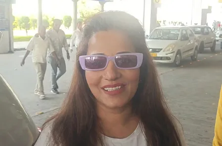 'भोजपुरी इंडस्ट्री के बर्बाद' वाले रवि किशन के बयान पर मोनालिसा ने तोड़ी चुप्पी, पवन-अक्षरा के मामले में भी दी प्रतिक्रिया