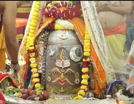 त्रिपुंड और पुष्पमाला धारण कर बाबा महाकाल का भव्य शृंगार, भस्म आरती में बड़ी संख्या में शामिल हुए श्रद्धालु