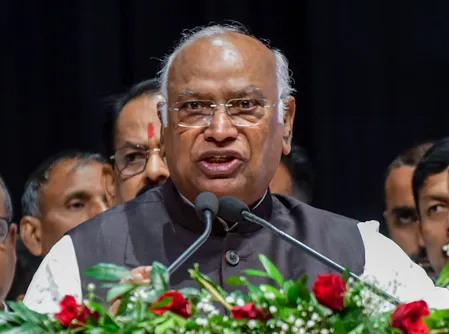 यूपी के मंत्रियों ने खड़गे पर साधा निशाना, कहा-मानसिक संतुलन खो चुकी है कांग्रेस