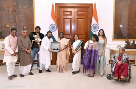 राष्ट्रपति मुर्मु से मिले गायक हरिहरन, 'वंदे मातरम' का स्पेशल विनाइल किया भेंट