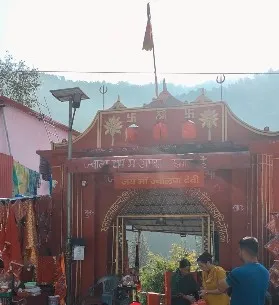 पौड़ी में स्थित है मां ज्वाल्पा देवी का चमत्कारी धाम, जहां अखंड ज्योति के रूप में विराजती हैं माता रानी पौड़ी में स्थित है मां ज्वाल्पा देवी का चमत्कारी धाम, जहां अखंड ज्योति के रूप में विराजती हैं माता रानी