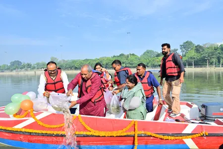 गोमती में छोड़े गए मछलियों के एक लाख बच्चे, जलीय पारिस्थितिकी और मत्स्य पालन को मिलेगा बढ़ावा
