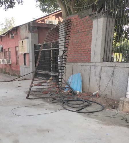 नई दिल्ली : नकाब पहने लोगों ने जामिया मिलिया इस्लामिया में की तोड़फोड़, दीवारों पर लगी लोहे की रेलिंग भी तोड़ी