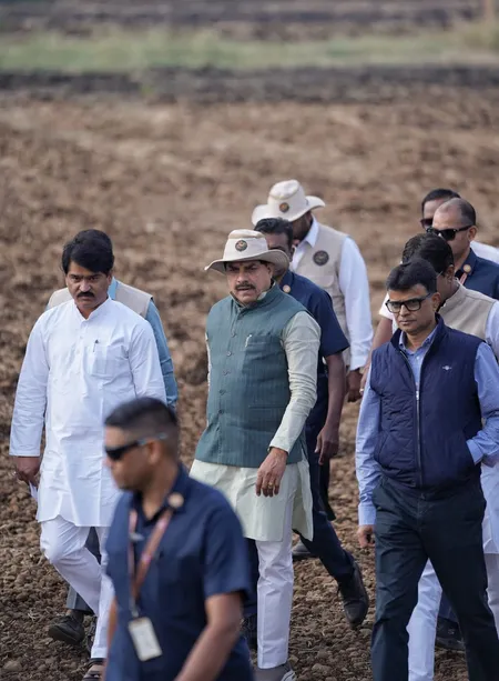 मध्य प्रदेश के मुख्यमंत्री ने शाजापुर में काले हिरणों के बचाव एवं पुनर्वास अभियान का निरीक्षण किया