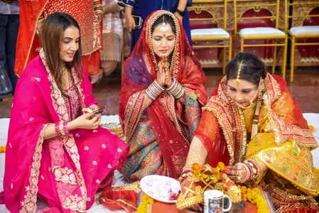 देशभर में करवा चौथ की धूम, दिल्ली समेत कई शहरों में दिखा उत्साह, पति की लंबी उम्र के लिए महिलाओं ने रखा व्रत