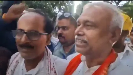 बिहार: हार-जीत से ऊपर लोकतंत्र की खूबसूरत तस्वीर, राजद के अनिल झा को भाजपा के सर्वेश कुमार ने गले लगाकर दी बधाई