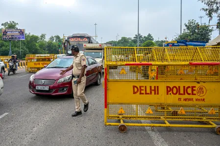 दिल्ली ट्रैफिक पुलिस ने 1 नवंबर से संशोधित ग्रैप नियमों के तहत वाहनों के प्रवेश पर प्रतिबंध की घोषणा की