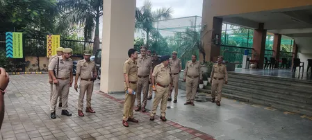 यूपी पीईटी 2026: पुलिस अधिकारियों ने परखी परीक्षा की तैयारियां, केद्रों पर सतर्कता के निर्देश यूपी पीईटी 2026: पुलिस अधिकारियों ने परखी परीक्षा की तैयारियां, केद्रों पर सतर्कता के निर्देश