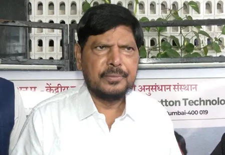 सीएम फडणवीस और उद्धव ठाकरे को हमेशा के लिए साथ ला सकता हूं, आठवले का दावा