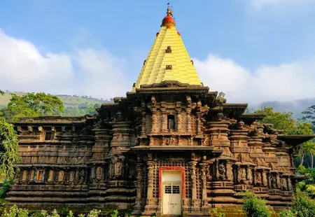 कोल्हापुर महालक्ष्मी मंदिर में दीपावली की अनोखी परंपरा, शिखर पर जलाई जाती है अखंड मशाल