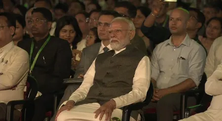 गुजरात: पीएम मोदी ने देखा ‘आनंद मठ’ का नाट्य मंचन, 300 कलाकारों ने दी प्रस्तुति