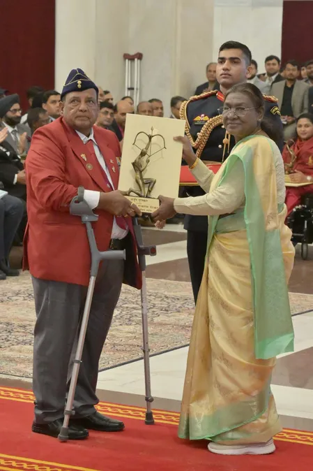 मुरलीकांत पेटकर: पैरालंपिक में भारत को दिलाया पहला गोल्ड मेडल, पाकिस्तान से हुए युद्ध में देश के लिए खाईं 9 गोलियां