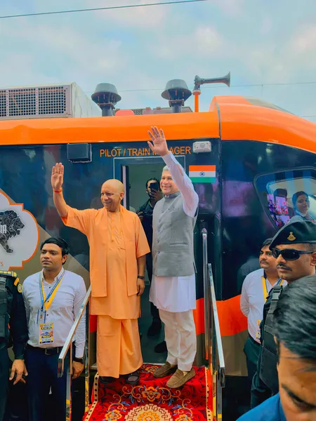 वंदे भारत स्लीपर ट्रेन की सौगात पर सीएम योगी ने पीएम मोदी का जताया आभार