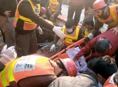 पाकिस्तान के पेशावर में स्कूल हादसा: छत ढहने से 33 की मौत