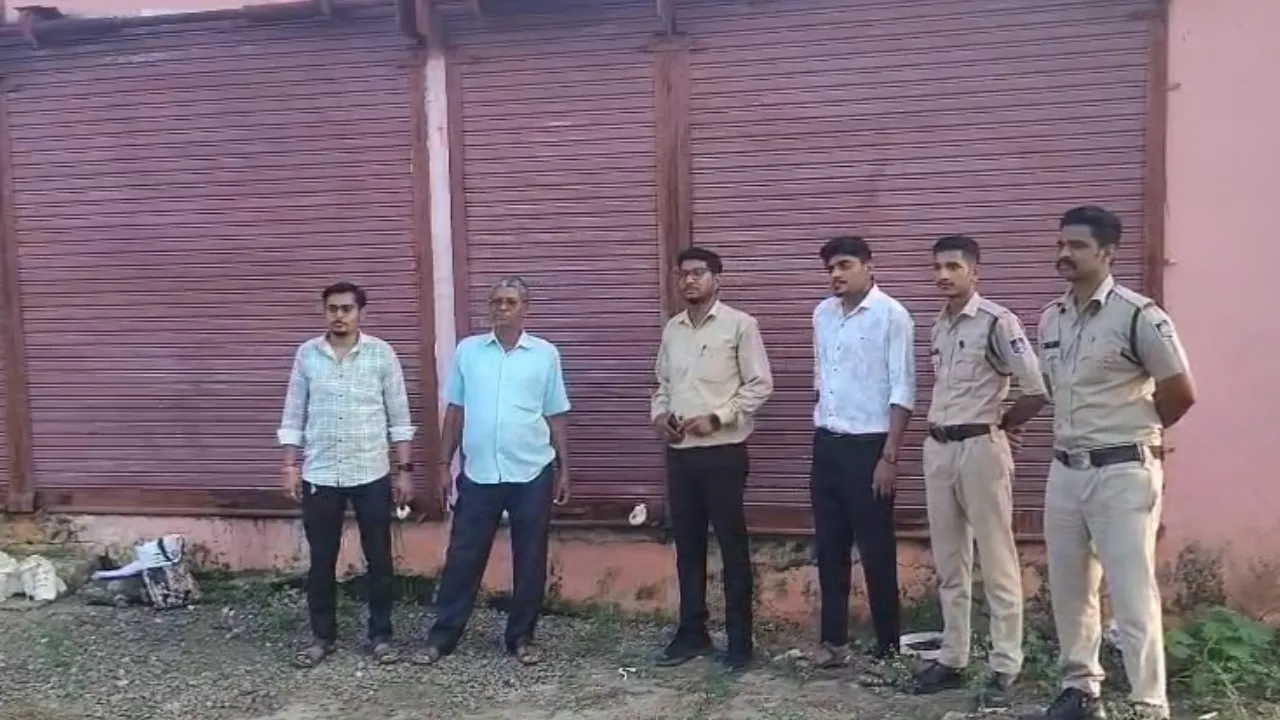 देवरी में अवैध खाद भंडारण का भंडाफोड़, किराए के मकान सील; 680 बोरी खाद जब्त
