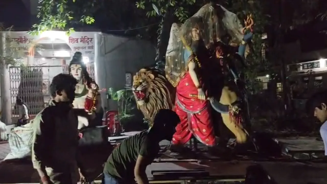 मंदिर से हटाकर पार्क में स्थापित करनी पड़ी दुर्गा प्रतिमा