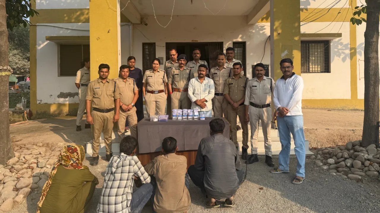 पन्ना पुलिस ने 5 महिलाओं समेत 10 शातिर चोरों को किया गिरफ्तार, 11 लाख के जेवरात और 3 लग्जरी कारों सहित कुल 42 लाख रुपये का मशरूका बरामद