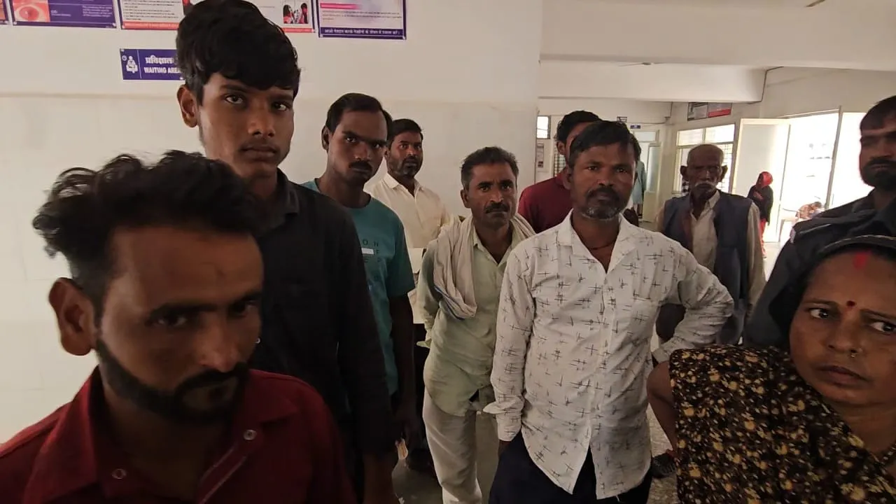 समय से पहले डॉक्टर गायब, इलाज के लिए तड़पते रहे ग्रामीण मरीज