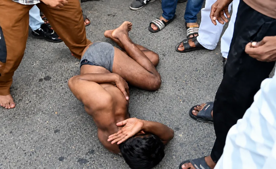 युवक के कपड़े फाड़कर सड़क पर पीटा, 10 मिनट तक चले लात-घूंसे और चप्पलें, ट्रैफिक सिपाही ने बचाई जान