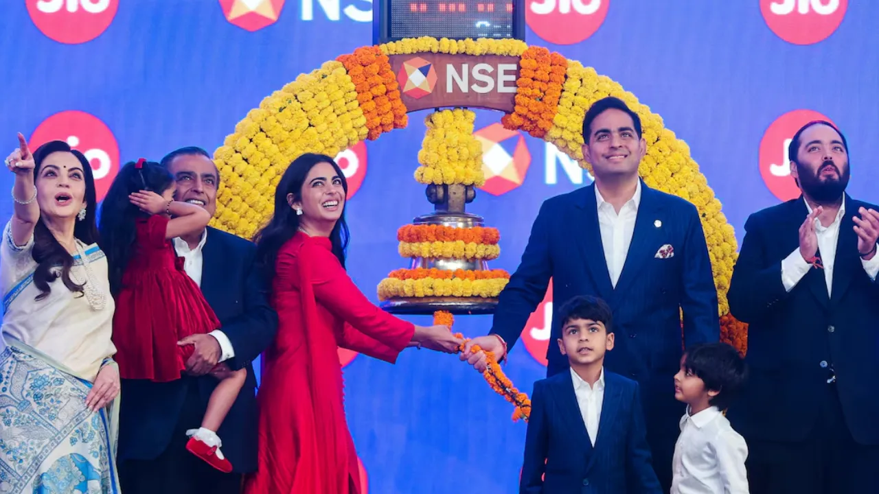 शेयर बाजार में जियो प्लेटफॉर्म्स 21% प्रीमियम के साथ ₹1,358 पर लिस्ट होकर दूसरी सबसे बड़ी कंपनी बने, बेटे अनंत की बातें सुन भावुक हुए मुकेश अंबानी