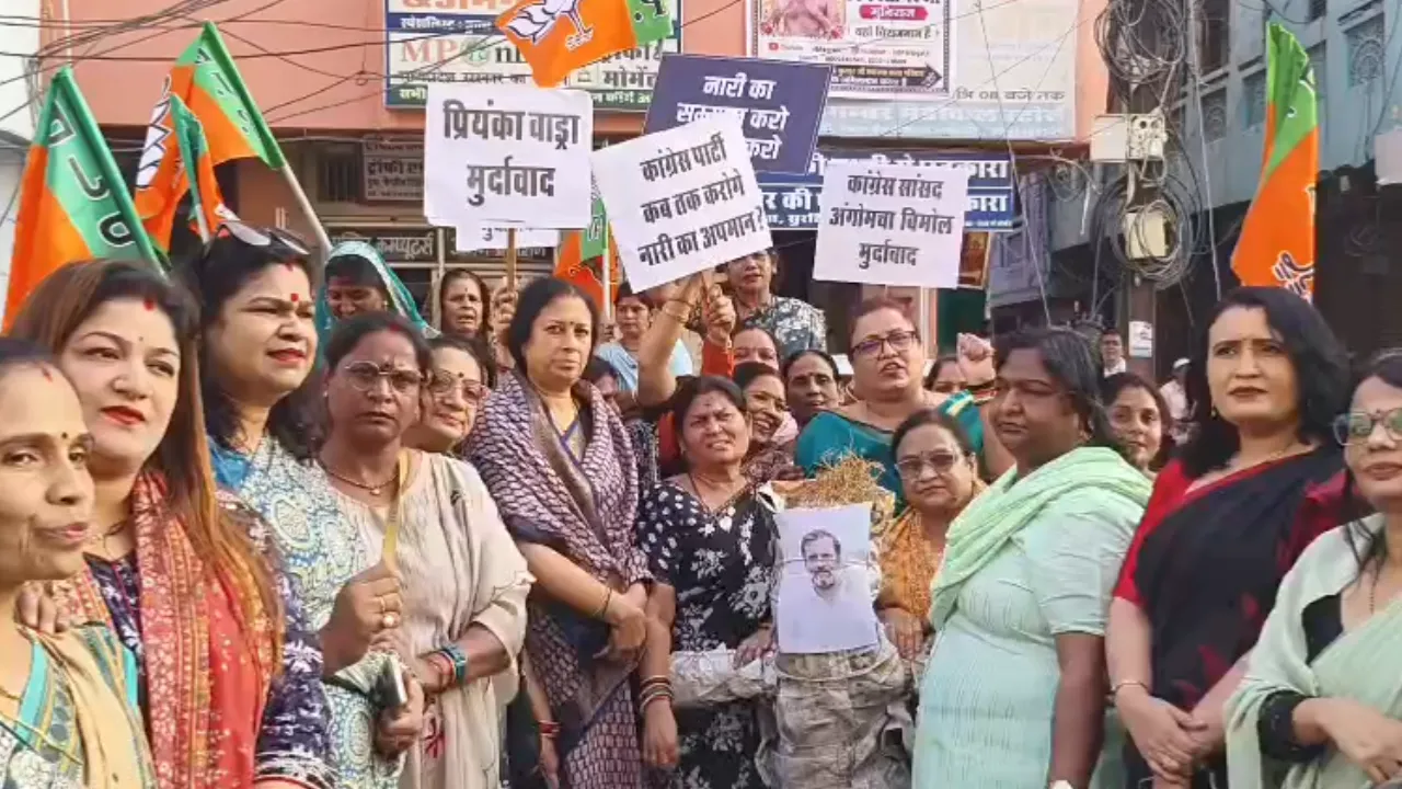 सागर में भाजपा महिला मोर्चा का उग्र प्रदर्शन, राहुल गांधी का पुतला दहन