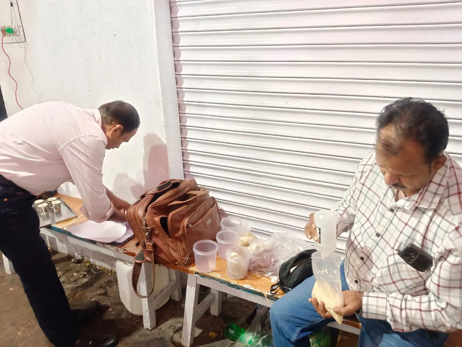 छतरपुर में नष्ट कराया गया दूषित छेना, बासी मिठाई और पुराना शीरा, त्यौहारों से पहले मिलावटखोरों पर लगातार कसा जा रहा शिकंजा