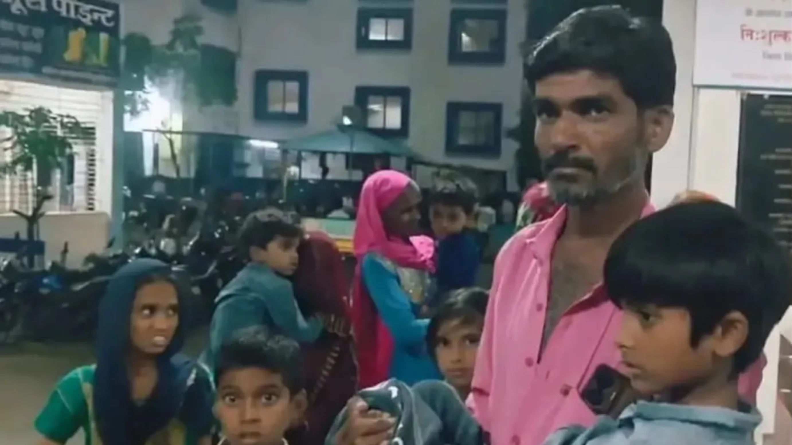 खेत में खेल रहे 6 बच्चों ने अनजाने में खाए जहरीले फल; कई मासूमों की हालत नाजुक