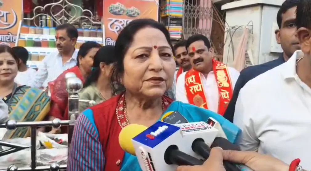 दशहरे पर शहरवासियों को पान खिलाने निकलीं छतरपुर विधायक ने, चौरसिया समाज के लिए की यह बड़ी बात...?