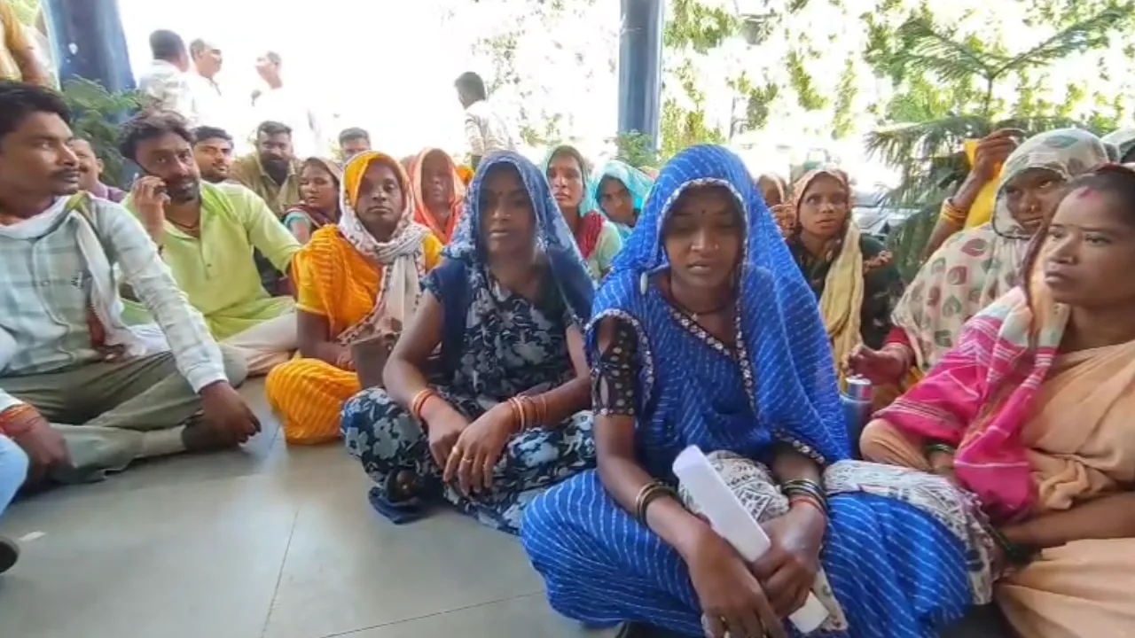 घुनघुटी में जमीन विवाद ने पकड़ा तूल, बजरंग पावर एंड इस्पात लिमिटेड से जुड़े लोगों पर ग्रामीणों ने लगाए गंभीर आरोप