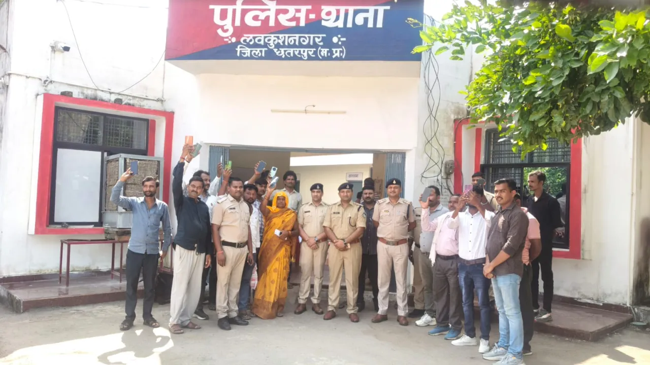 गुम और चोरी हुए 47 मोबाइल बरामद कर मालिकों को लौटाए